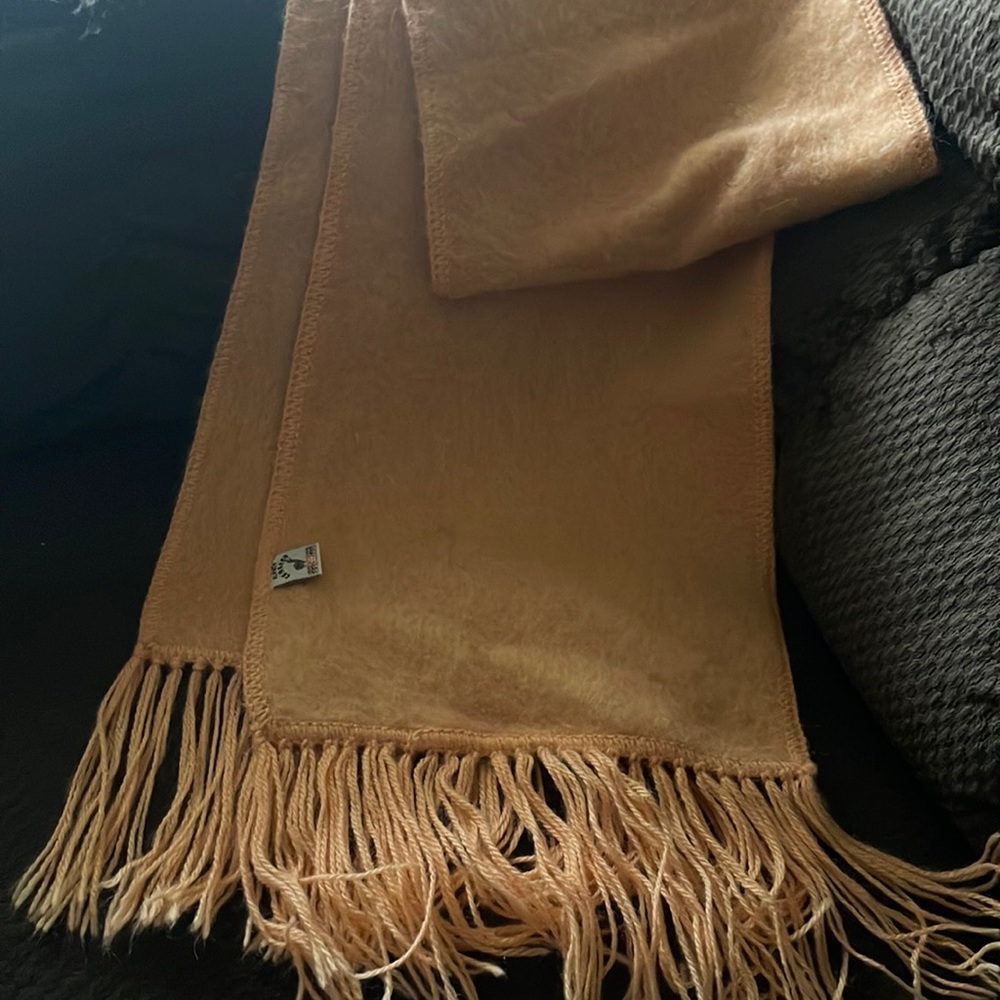 Real Lama scarf very soft not itchy peach/orange color, made in Peru